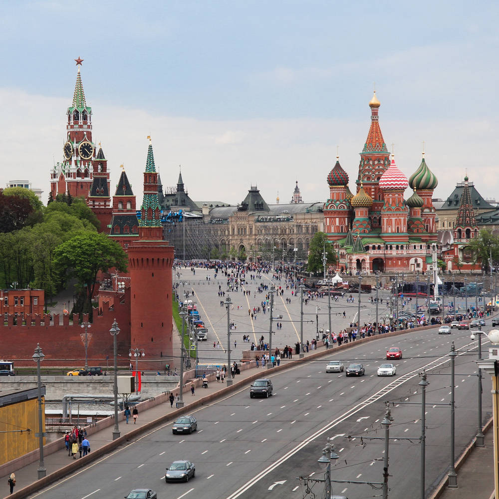 Рядом с кремлем. Красная площадь и Москва река. Московский Кремль вид с красной площади. Красная площадь площадь квадратных метров. Площадь возле Кремля Москва.